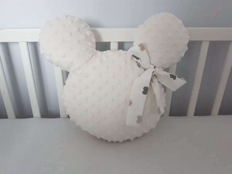 Handmade Mickey vankúšik minky maslový s bielou mašľou
