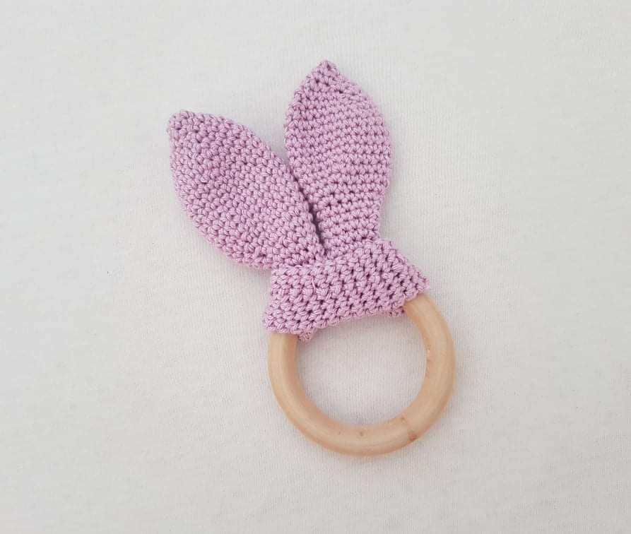 Handmade hryzátko s háčkovanými uškami fialová
