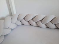 Handmade pletenec do postieľky - 280 cm - sivý