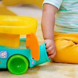 BRIGHT STARTS Autíčko vkladacie s loptičkami Pop &amp; Roll Safari Bus™ 6m+