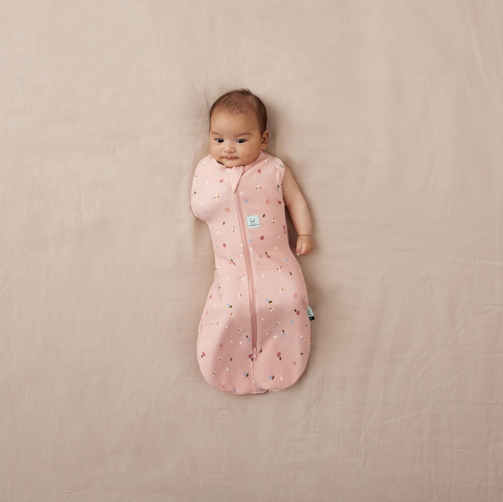 ERGOPOUCH Zavinovačka a vak na spanie 2v1 Cocoon Daisies 3-6 m, 6-8 kg, 0,2 tog