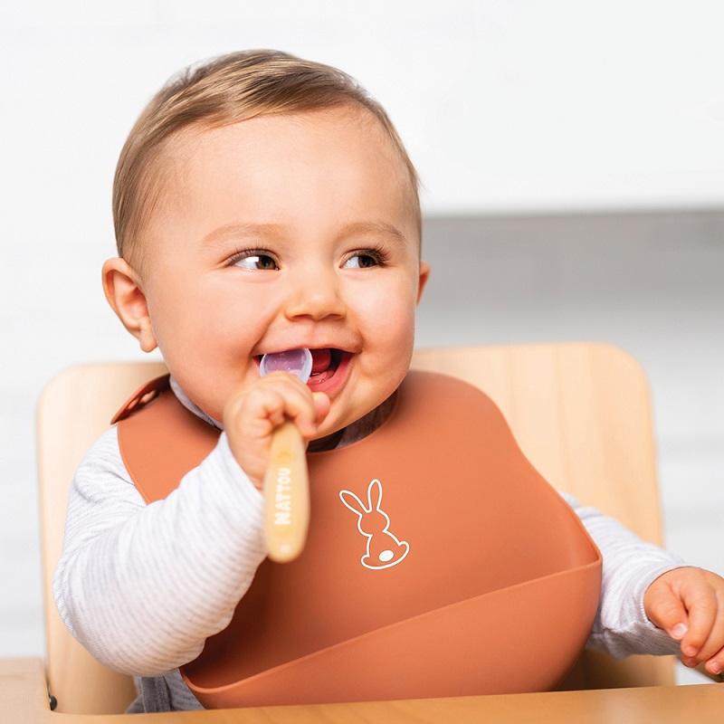 NATTOU Podbradník silikónový so zapínaním terakotový bez BPA