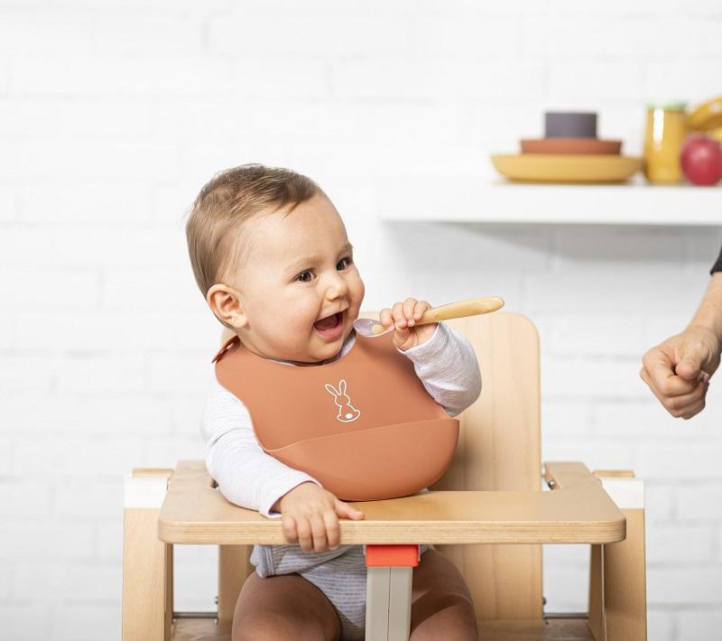 NATTOU Podbradník silikónový so zapínaním terakotový bez BPA