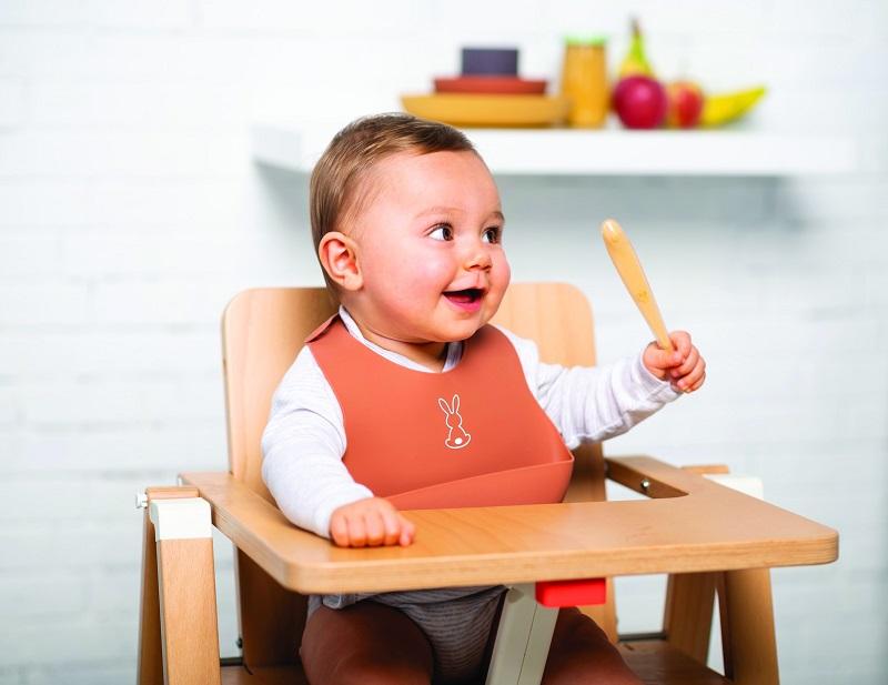 NATTOU Podbradník silikónový so zapínaním terakotový bez BPA