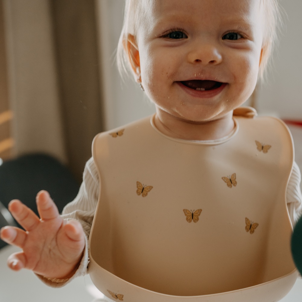 PETITE&amp;MARS Podbradník silikónový Take&amp;Match Sand Butterflies 6m+