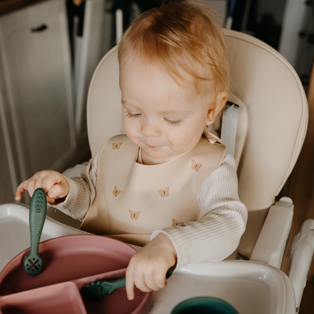 PETITE&amp;MARS Podbradník silikónový Take&amp;Match Sand Butterflies 6m+