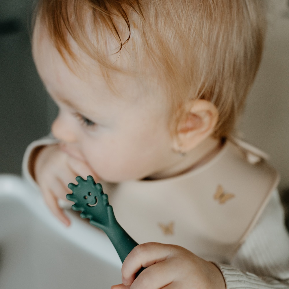 PETITE&amp;MARS Podbradník silikónový Take&amp;Match Sand Butterflies 6m+