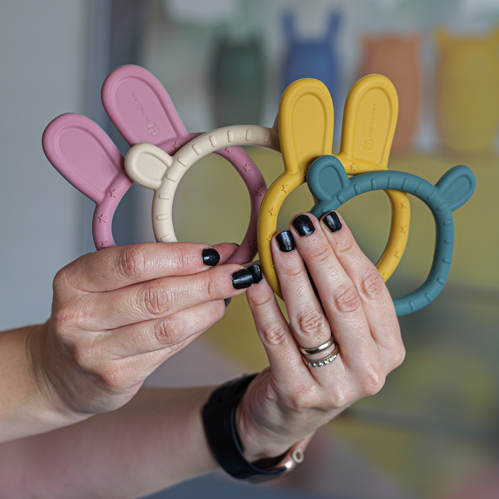 PETITE&amp;MARS Hryzačka silikónová Bunny Dusty Rose 0m+