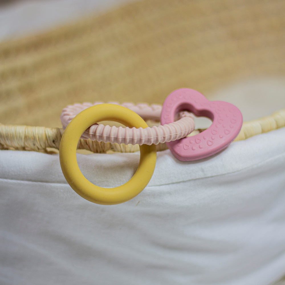 PETITE&amp;MARS Hryzačka silikónová Love 0m+