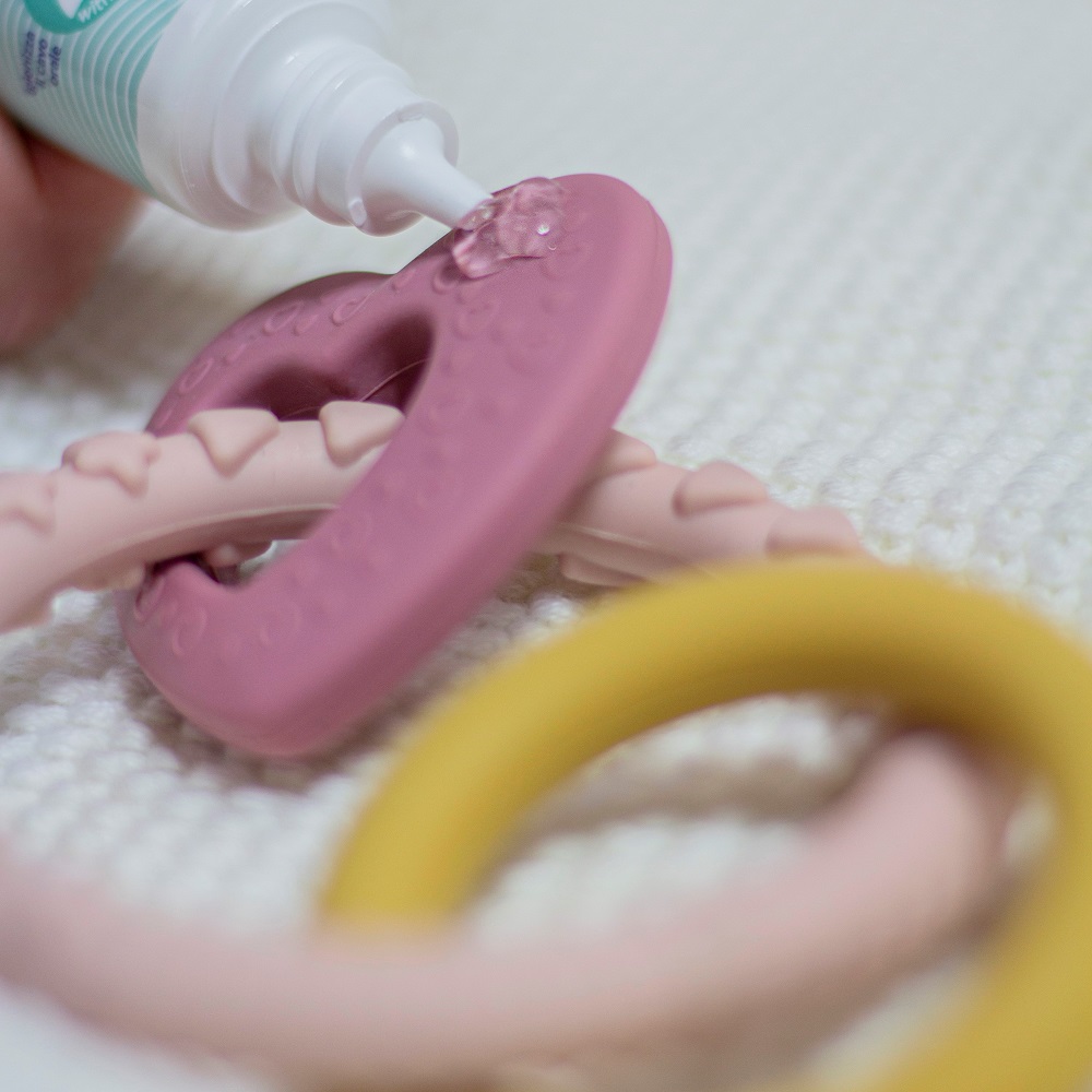 PETITE&amp;MARS Hryzačka silikónová Love 0m+