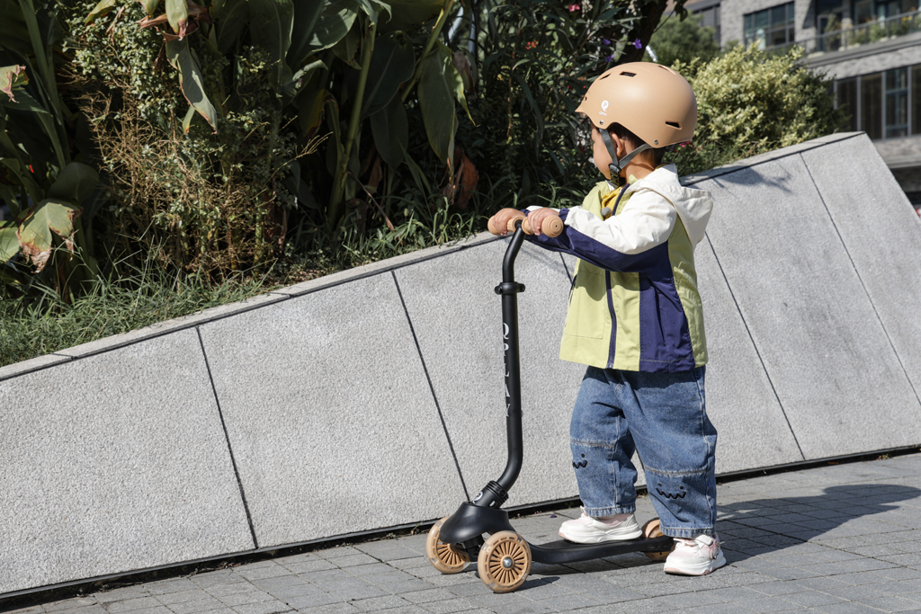 QPLAY Kolobežka / odrážadlo Sema Evo s LED svetlami Jade Green, vek 1 - 6 rokov, do 50 kg