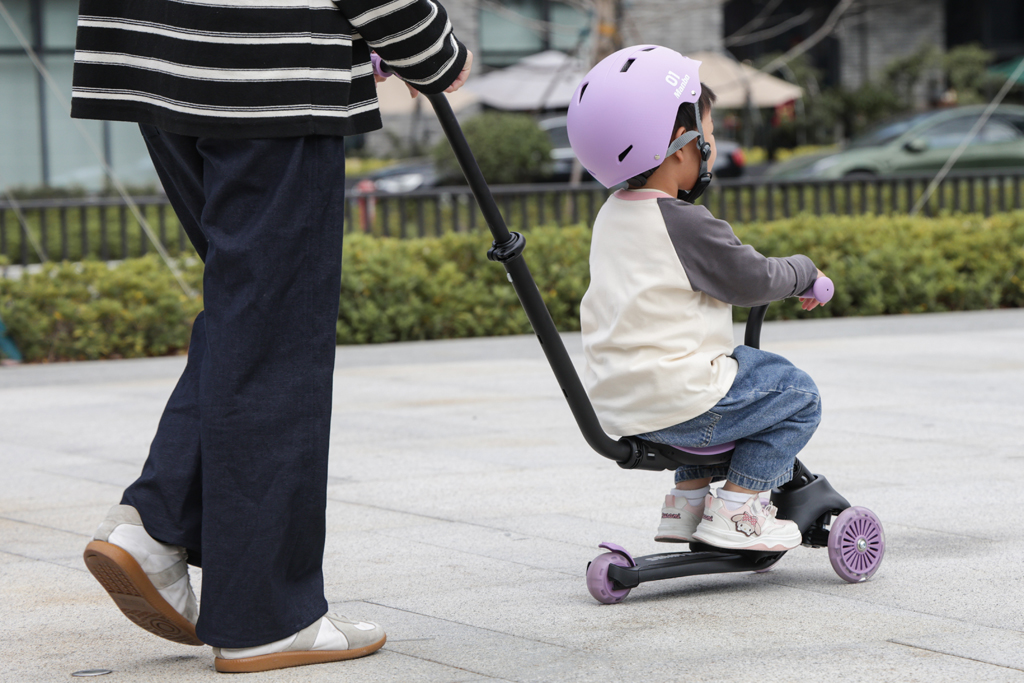 QPLAY Kolobežka / odrážadlo Sema Evo s LED svetlami Violet, vek 1 - 6 rokov, do 50 kg