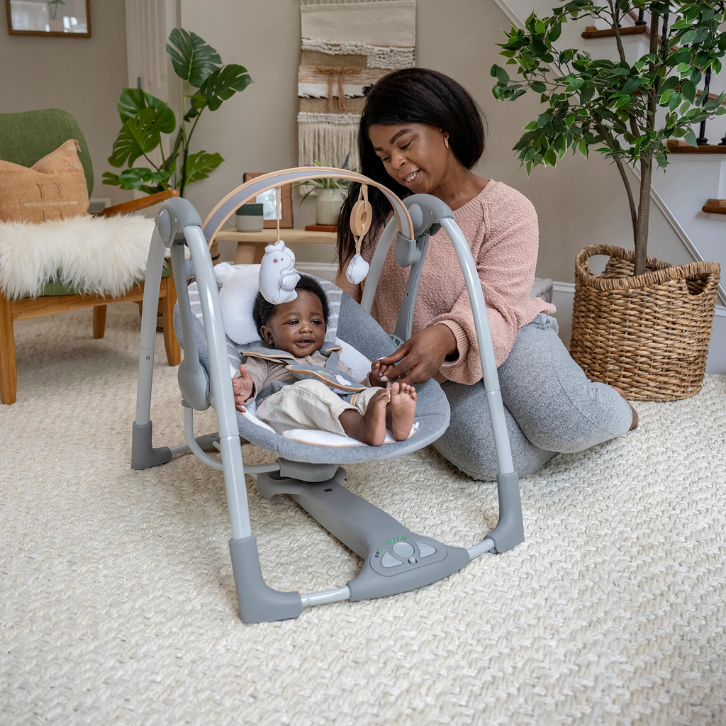 INGENUITY Hojdačka konvertibilná cestovná s melódiou Bella Teddy™ 0m+ do 9kg