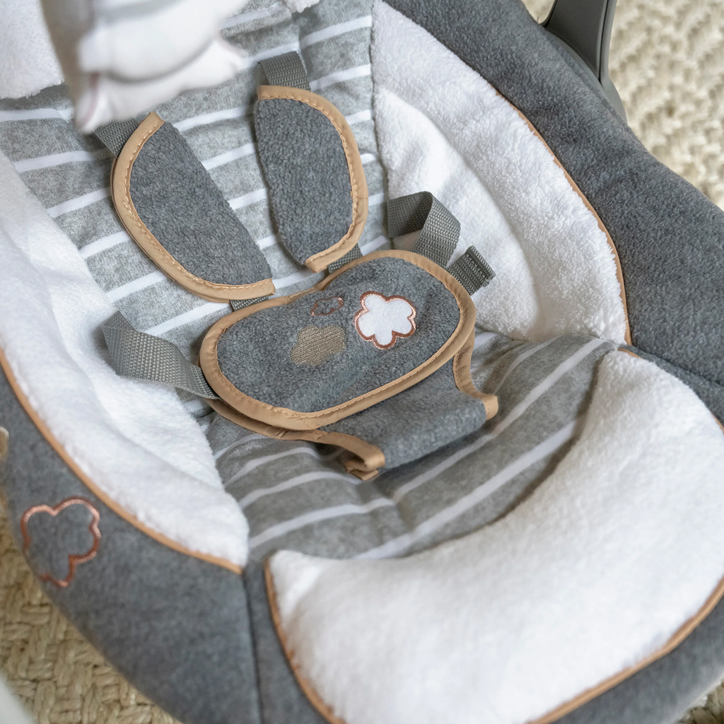 INGENUITY Hojdačka konvertibilná cestovná s melódiou Bella Teddy™ 0m+ do 9kg