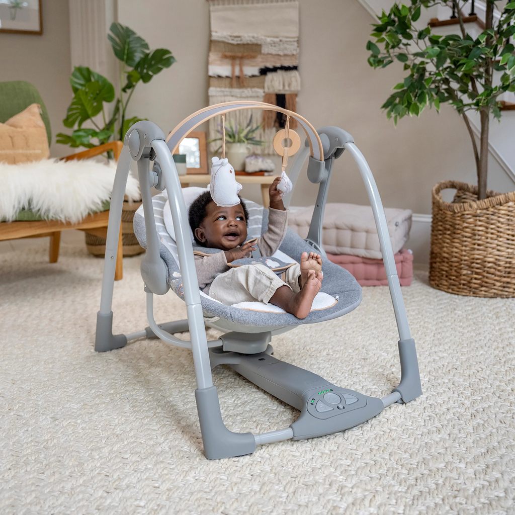 INGENUITY Hojdačka konvertibilná cestovná s melódiou Bella Teddy™ 0m+ do 9kg
