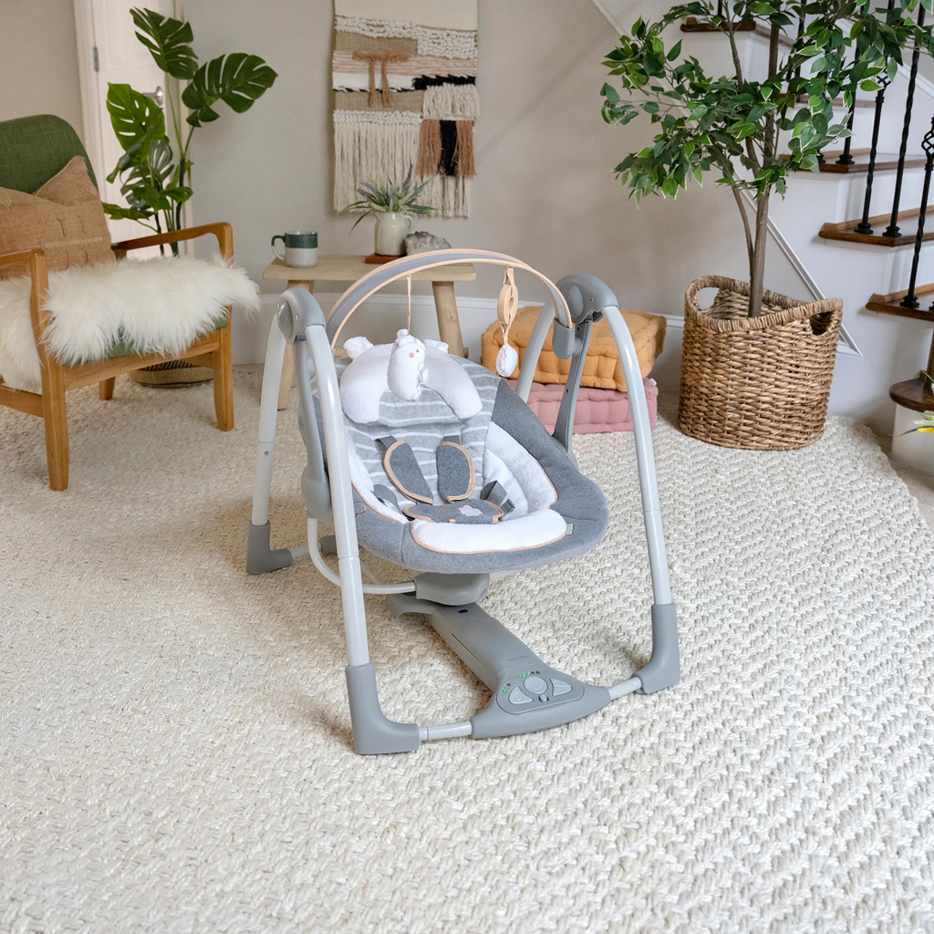 INGENUITY Hojdačka konvertibilná cestovná s melódiou Bella Teddy™ 0m+ do 9kg