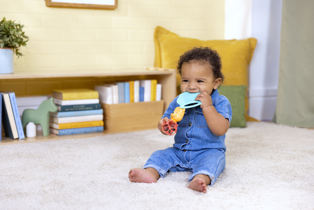 BRIGHT STARTS Hryzačka s hrkálkou Winnie the Pooh™ Hunny &amp; Shake™ 2ks, 0m+