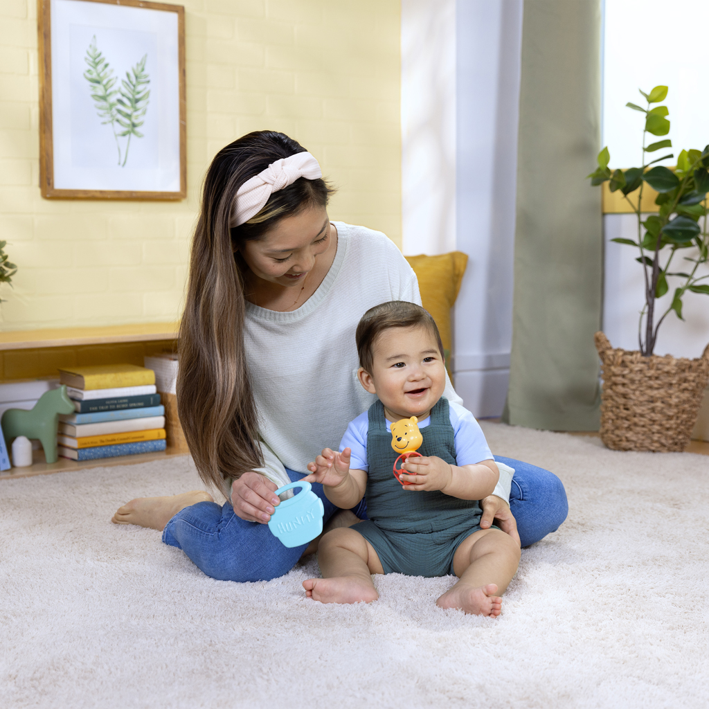 BRIGHT STARTS Hryzačka s hrkálkou Winnie the Pooh™ Hunny &amp; Shake™ 2ks, 0m+