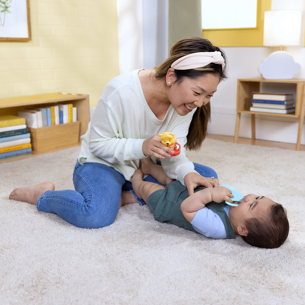 BRIGHT STARTS Hryzačka s hrkálkou Winnie the Pooh™ Hunny &amp; Shake™ 2ks, 0m+