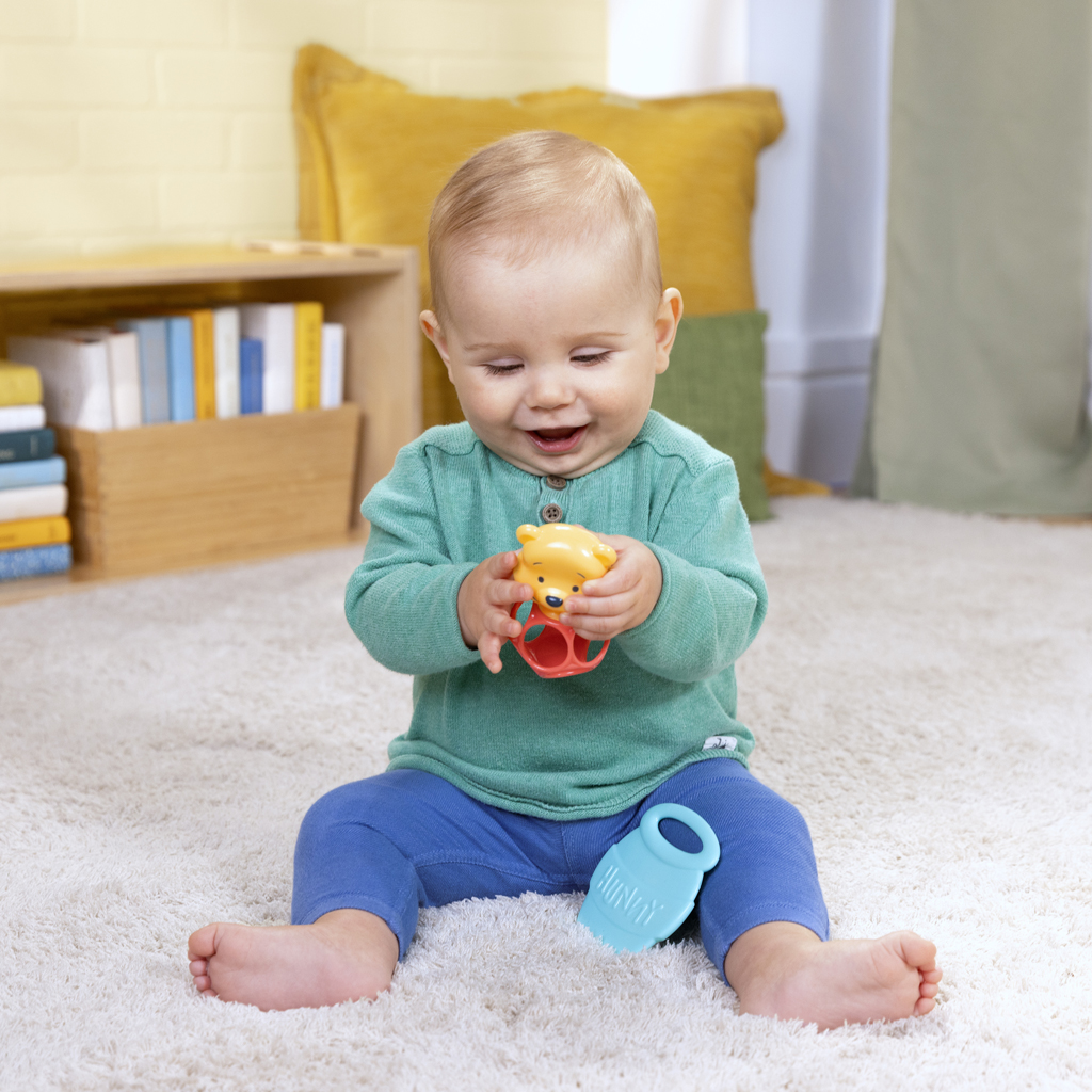 BRIGHT STARTS Hryzačka s hrkálkou Winnie the Pooh™ Hunny &amp; Shake™ 2ks, 0m+