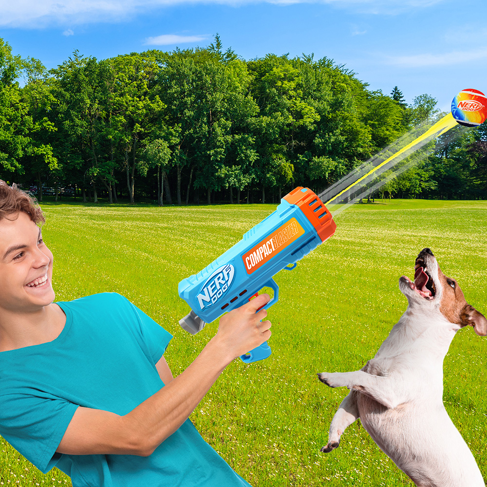 NERF DOG Darčeková sada – 30 cm kompaktný blaster a 2 ks tenisových loptičiek bez pískadla