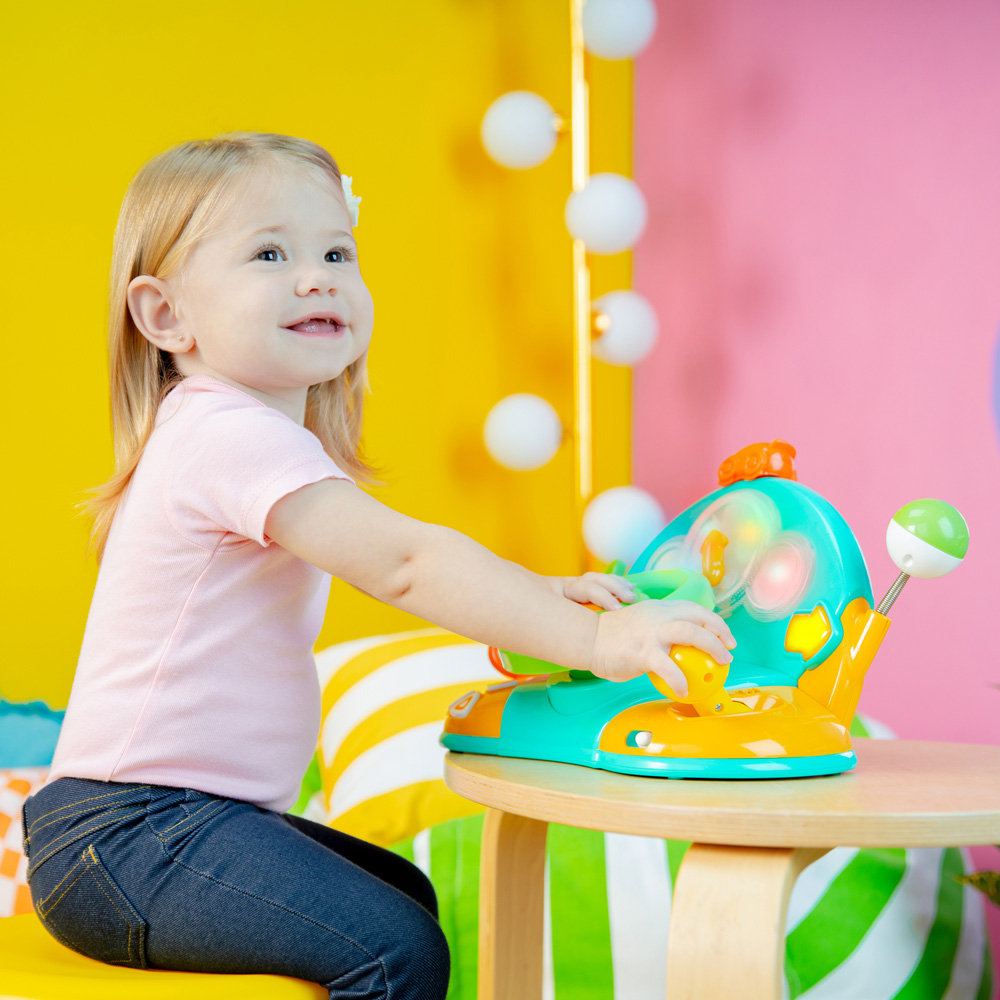 BRIGHT STARTS Hračka hudobná svetelná volant Lights&amp;Colors Driver™ 6m+