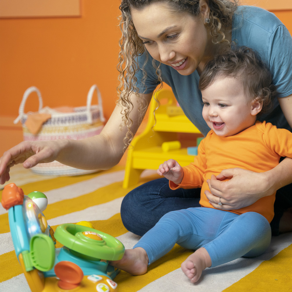 BRIGHT STARTS Hračka hudobná svetelná volant Lights&amp;Colors Driver™ 6m+