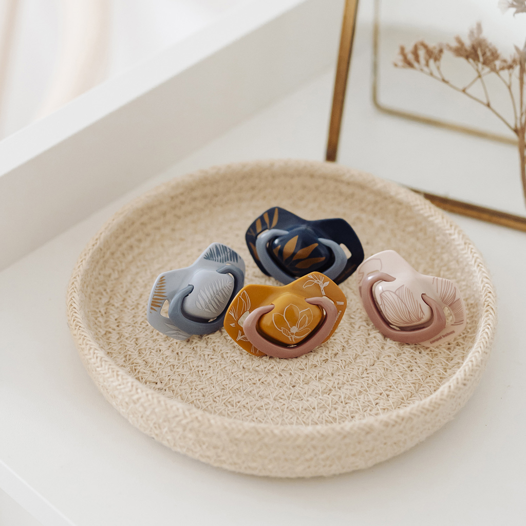 CANPOL BABIES Cumlík silikónový symetrický Light touch GOLD 18m+m 2ks modrý