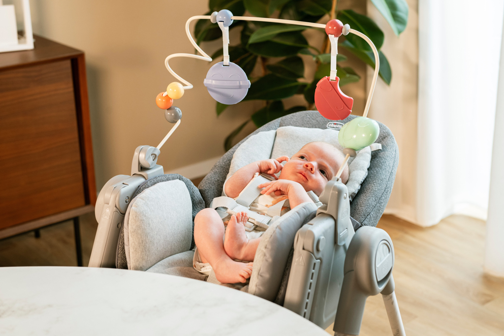 CHICCO Stolička jedálenská Polly Armonia - Mother Pearl + Hrazdička Rainbow