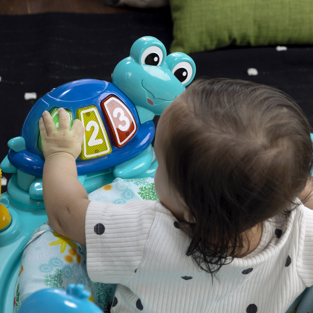 BABY EINSTEIN Skákadlo/Aktívne centrum 2v1 Curiosity Cove™ 6m+ do 11kg