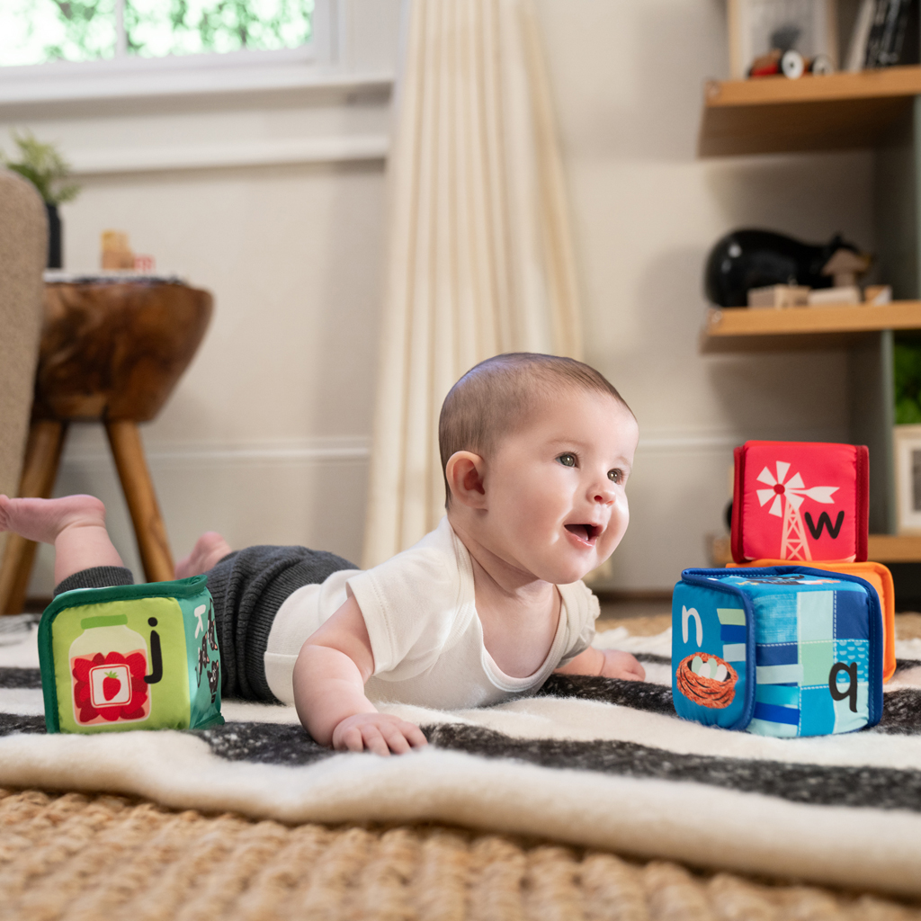 BABY EINSTEIN Hračka textilná kocky abeceda Alpha Stacks™ 4ks, 3m+