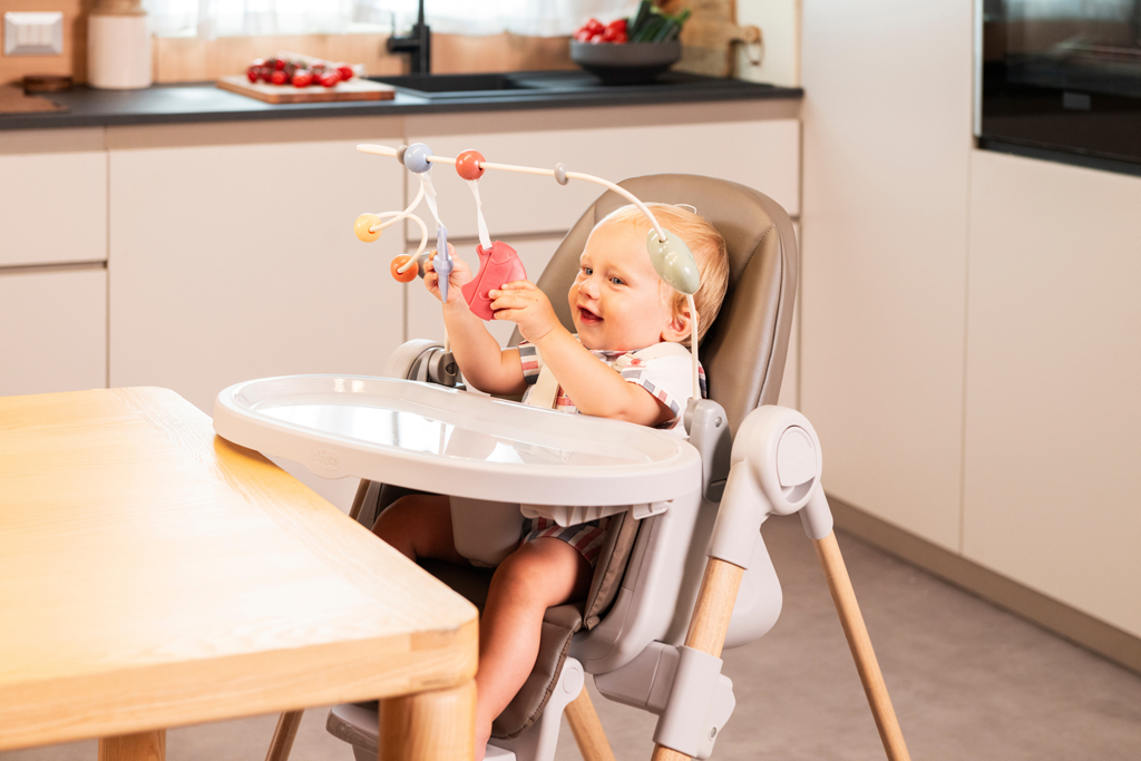 CHICCO Stolička jedálenská Polly Armonia - Scandinavian + Hrazdička Rainbow