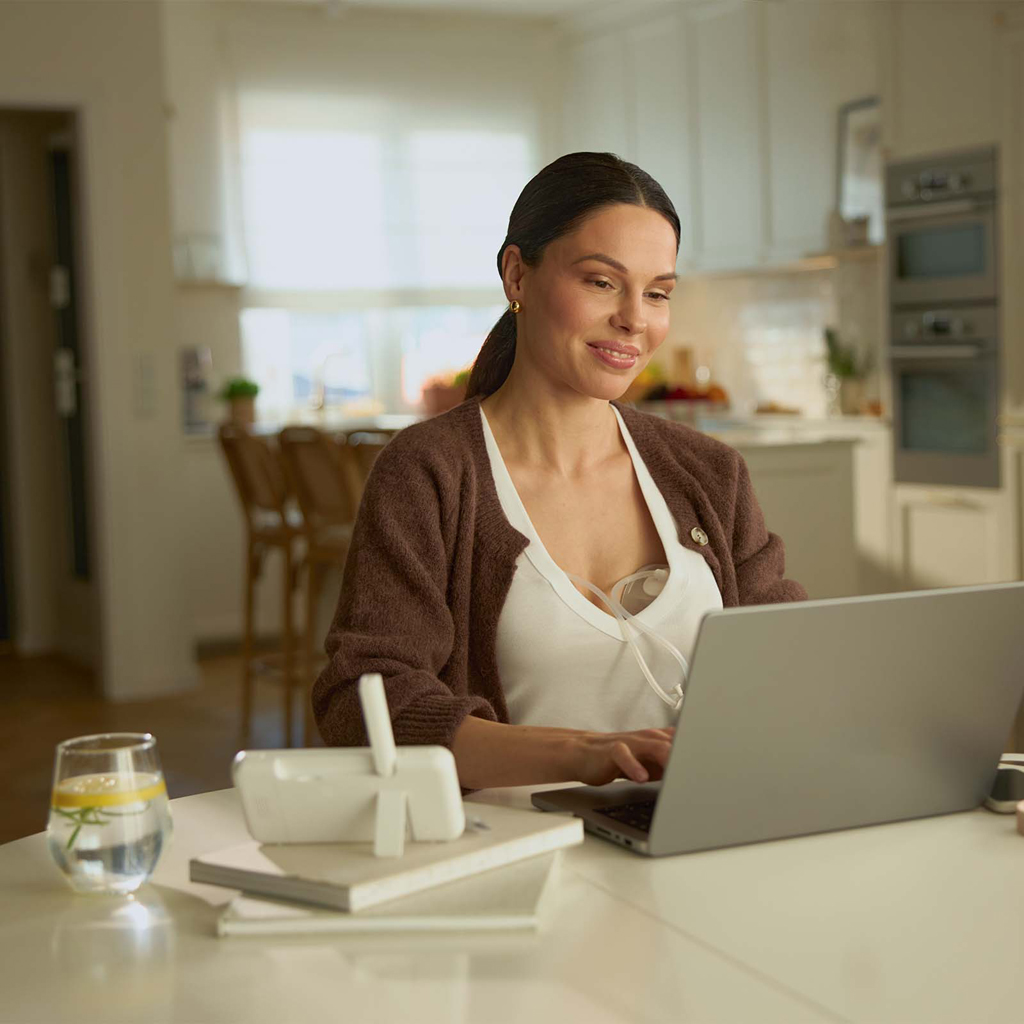 KINDERKRAFT Odsávačka materského mlieka Double Hands-free Gentle Flow Pink