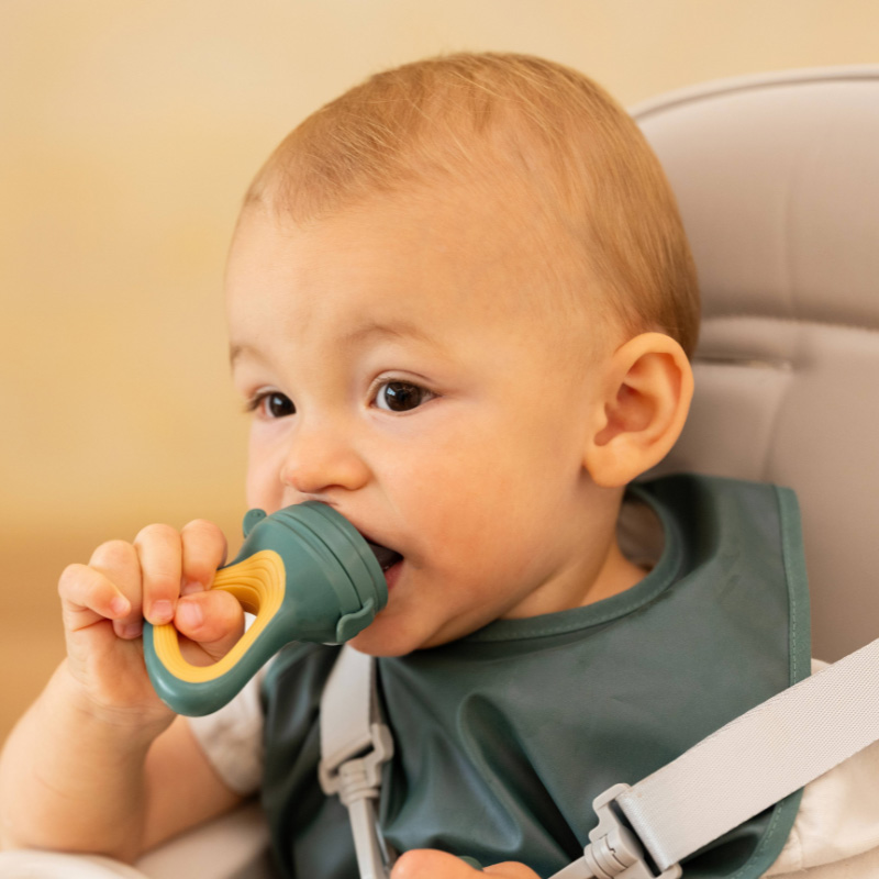 PETITE&amp;MARS Cumlík silikónový na kŕmenie Fruzi Green&amp;Ochre 6m+