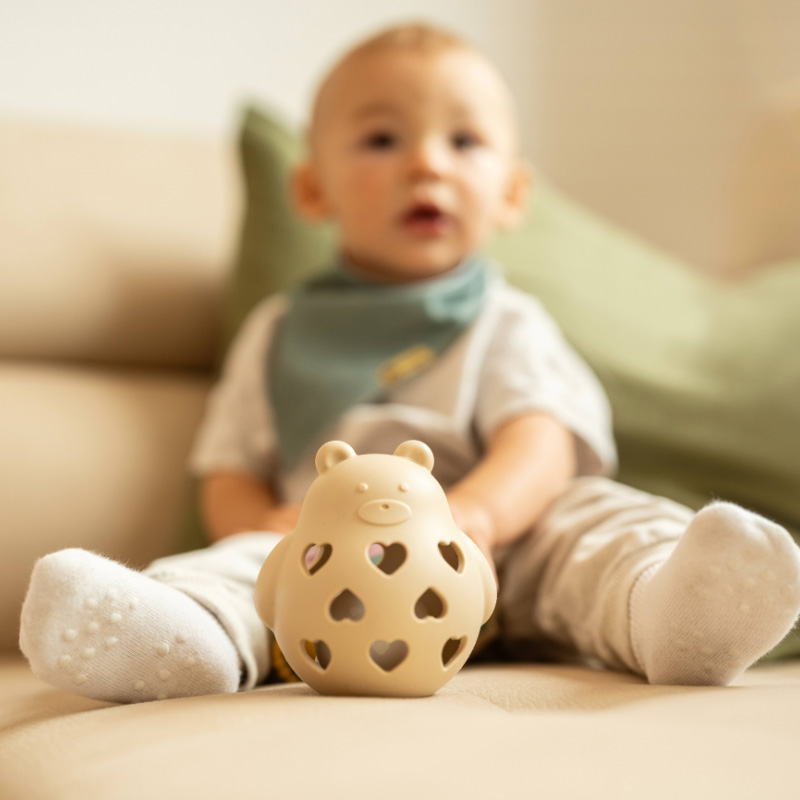 PETITE&amp;MARS Hračka silikónová s hrkálkou Bear Basil Dusty Rose 0m+