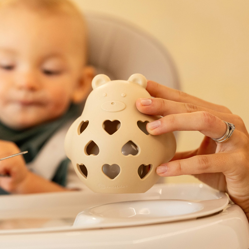 PETITE&amp;MARS Hračka silikónová s hrkálkou Bear Basil Dusty Rose 0m+