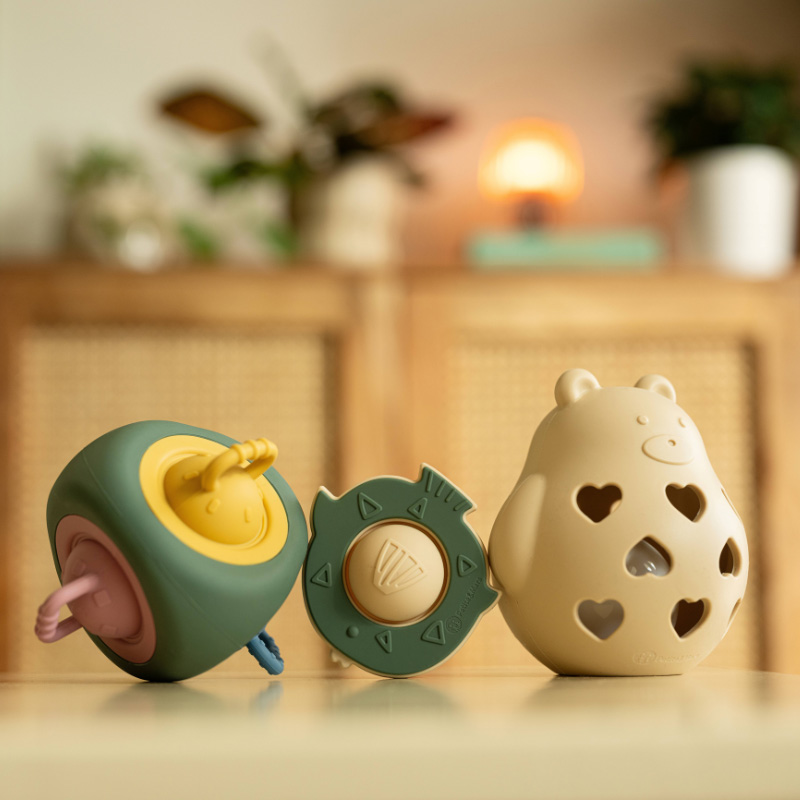 PETITE&amp;MARS Hračka silikónová s hrkálkou Bear Basil Dusty Rose 0m+