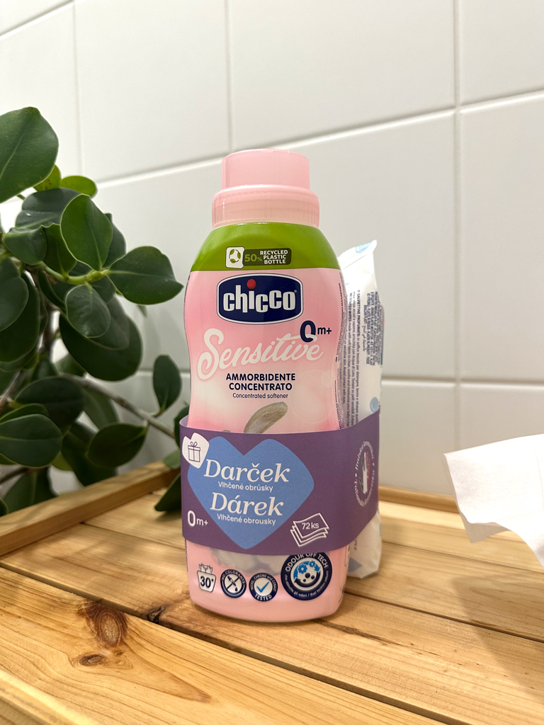 CHICCO Aviváž koncentrovaná Baby Sensitive Kvetinové objatie 750 ml + vlhčené obrúsky 72 ks zadarmo