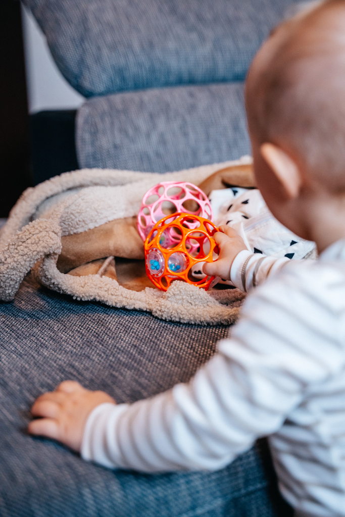 OBALL Hračka Oball RATTLE 10 cm dark pink 0m+