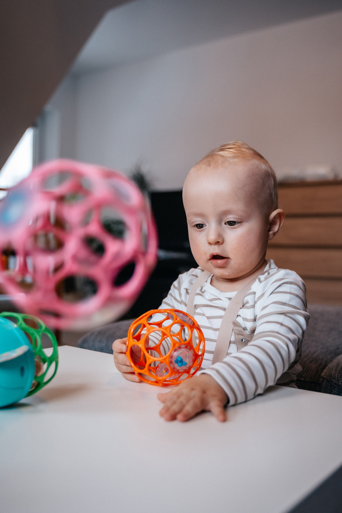 OBALL Hračka Oball RATTLE 10 cm dark pink 0m+