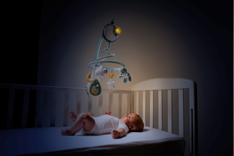 CHICCO Kolotoč nad postieľku a závesná hračka 3v1 Next2Dreams modrá 0m+