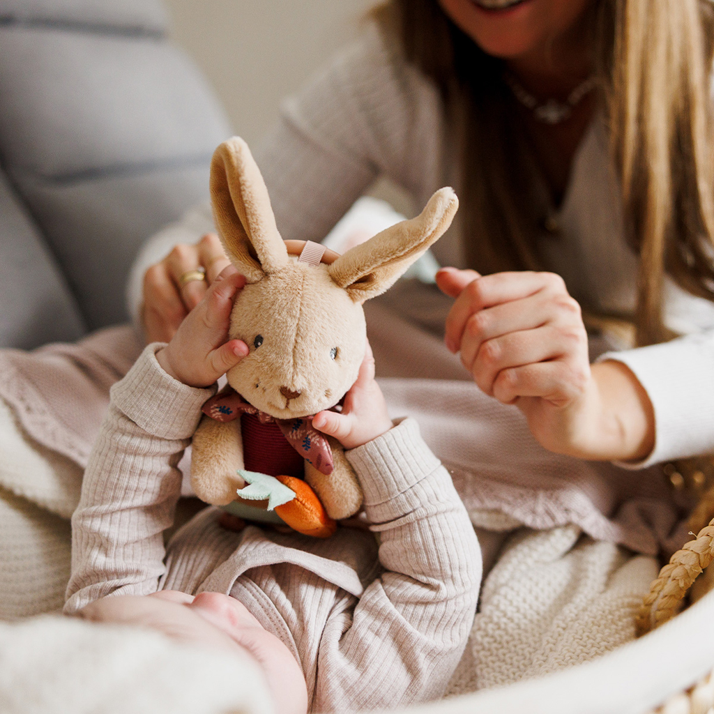 BABYONO Hračka závesná s hryzačkou Rabbit Karo 0m+