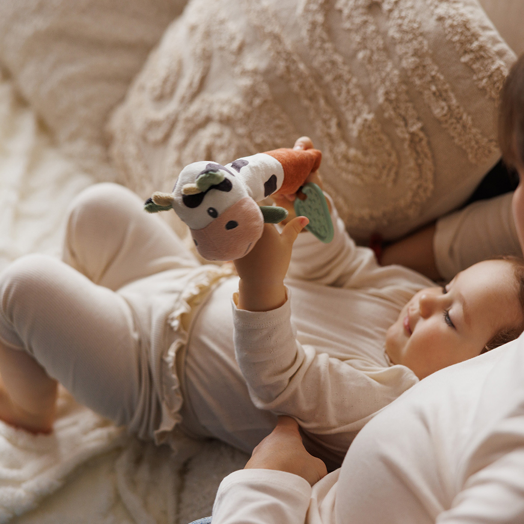 BABYONO Hračka pískacia s hryzačkou Cow Bingo 6m+