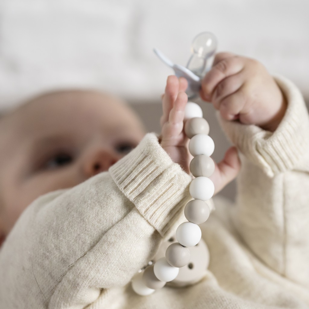 NATTOU Klip na cumlík silikónový clay/white bez BPA