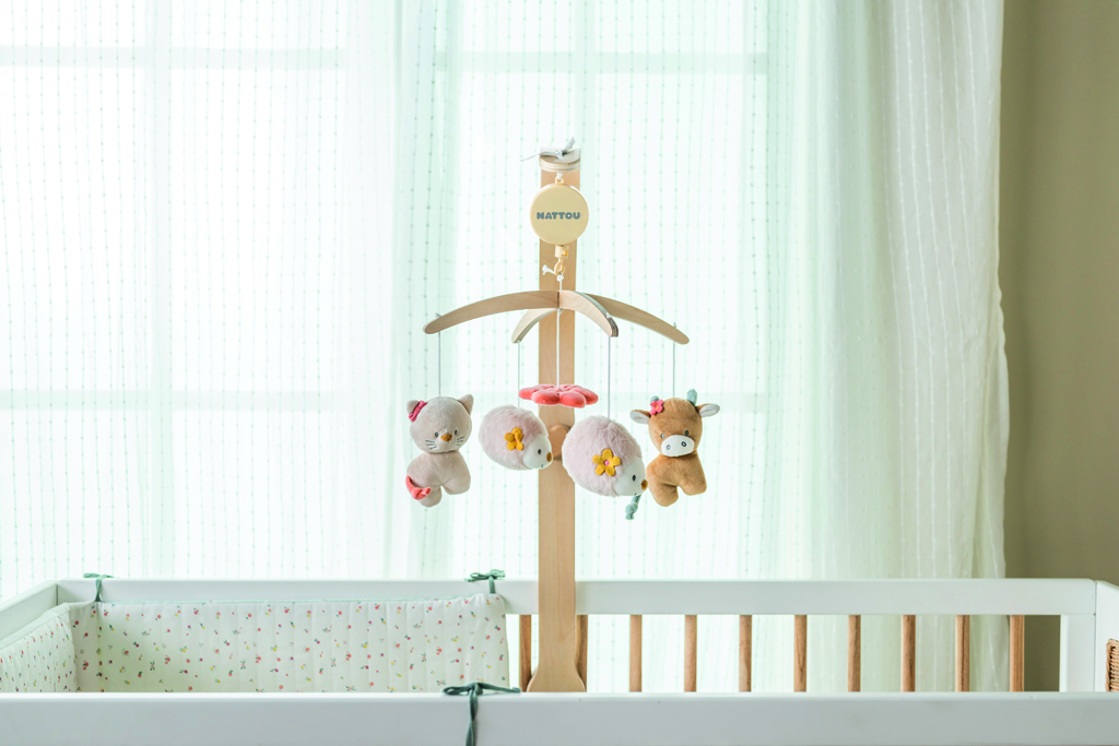 NATTOU Kolotoč hudobný nad postieľku drevo Mila, Zoe &amp; Lana