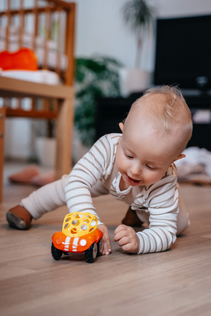 OBALL Hračka autíčko Rattle&amp;Roll™, červené 3m+