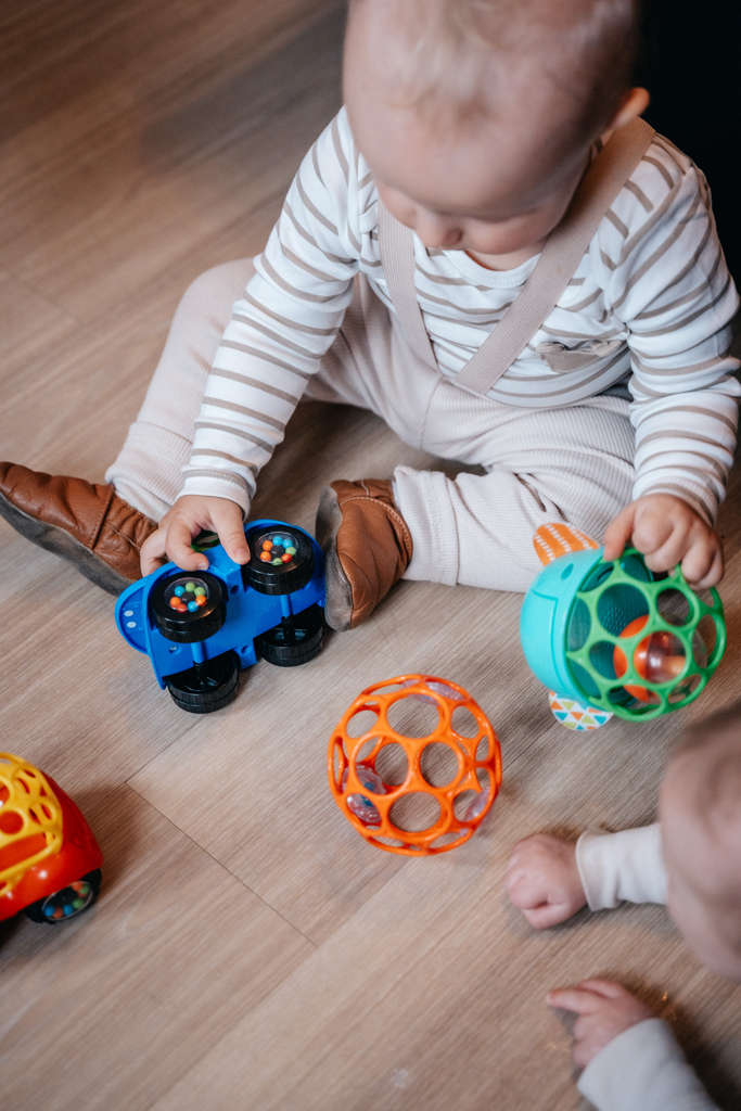 OBALL Hračka autíčko Rattle&amp;Roll™, červené 3m+