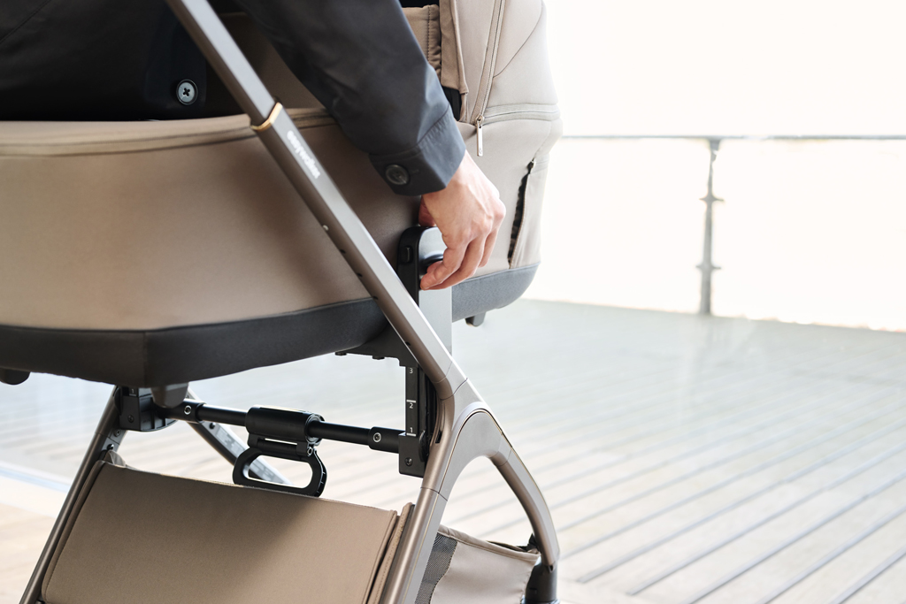 EASYWALKER Kočík kombinovaný Zoey Chestnut Brown + CBX By CYBEX Aton B2 i-Size + základňa