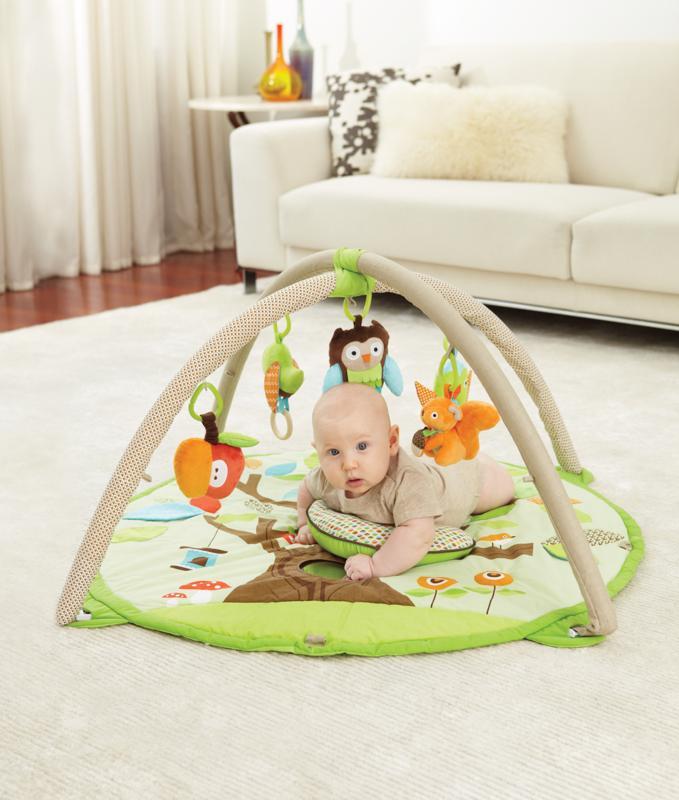 SKIP HOP Deka na hranie 5 hračiek, vankúšik Treetop Friends green-brown 0m+