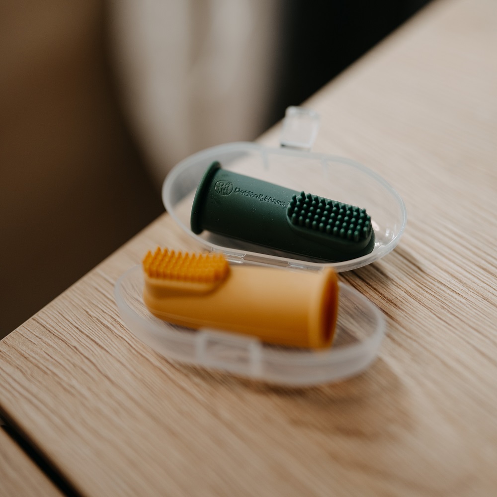 PETITE&amp;MARS Sada silikónových zubných kefiek na prst Ochre&amp;Green 2 ks 6m+